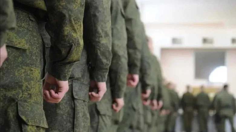 Окупанти Херсонщини примушують чоловіків підписувати контракти з рф