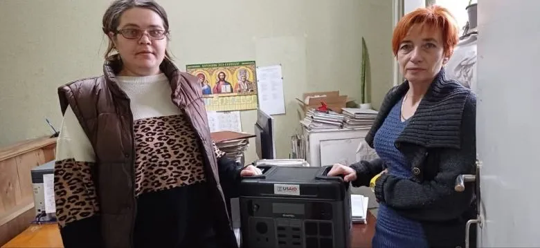 Білозерська громада отримала зарядні станції для навчальних закладів