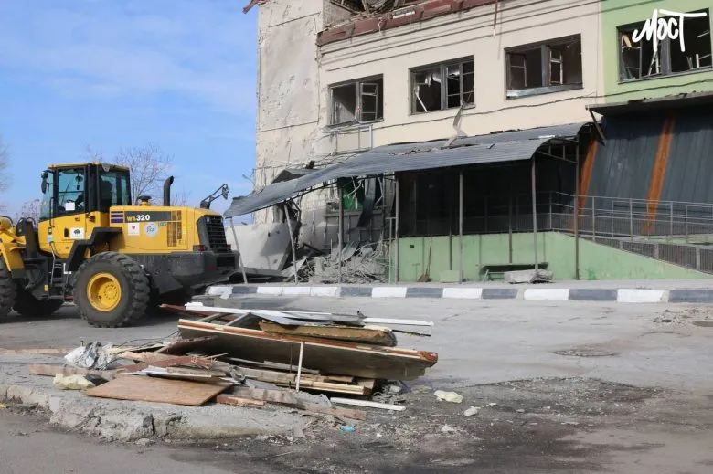 Атака окупантів на Херсон: бомби пошкодили автостанцію та житлові будинки
