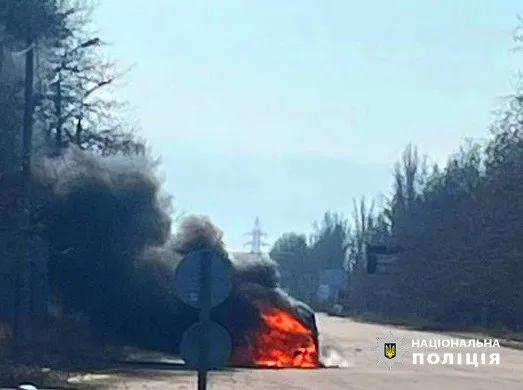 Окупанти скинули вибухівку з дрона на автомобіль поліції в Херсонщині