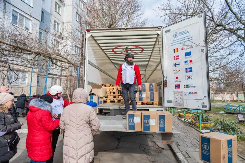 Волонтеры Красного Креста раздали более 350 тысяч продуктовых наборов в Херсоне