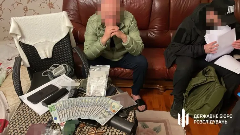 На Херсонщині затримано військових посадовців за корупцію з виплатами
