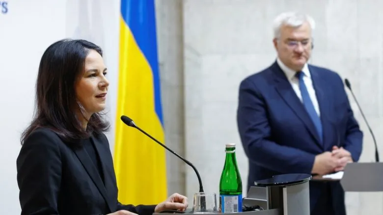 Бербок обвинила Путина в затягивании переговоров по Украине