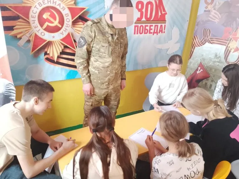 В Херсонской области учеников заставляют писать письма российским военным