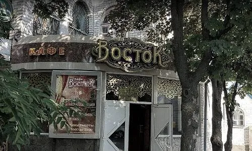 Російські військові спалили кафе ‘Восток’ у Херсоні через обстріли