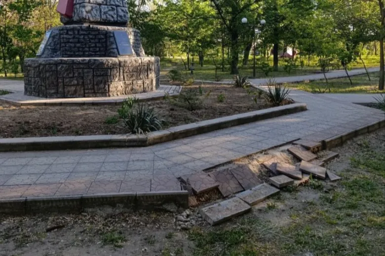 В Таврійську жители сняли российские флаги с памятника Неизвестному солдату