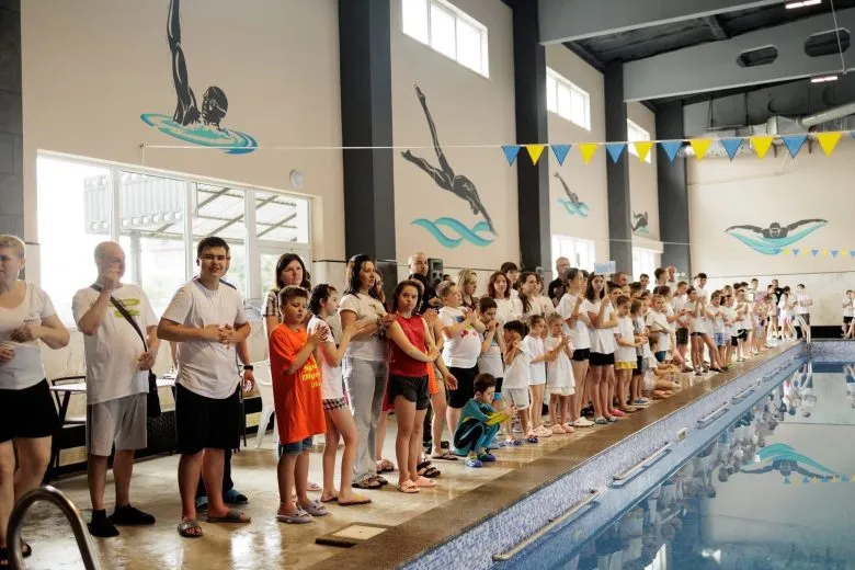 В Коломые отметили 30-летие чемпионата по плаванию, организованного студенткой