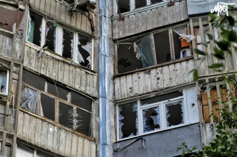 Наслідки нічного обстрілу Херсона: постраждала жінка, зруйновані квартири