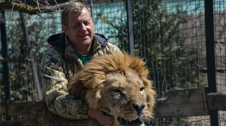 Лев напав на викрадача тварин Олега Зубкова у Криму