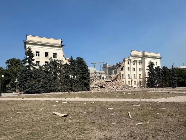 Авіаудари росії зруйнували будівлю Херсонської ОВА: наслідки атак