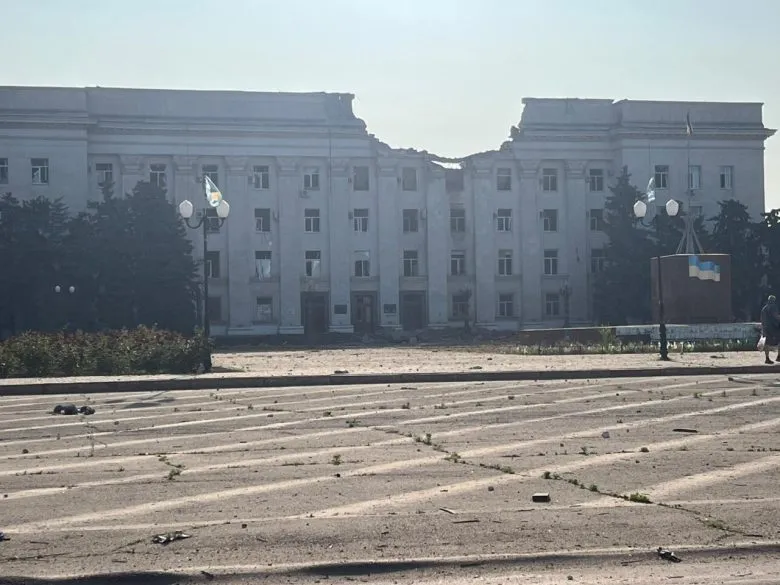 Російські авіабомби влучили в житлові будинки Херсона