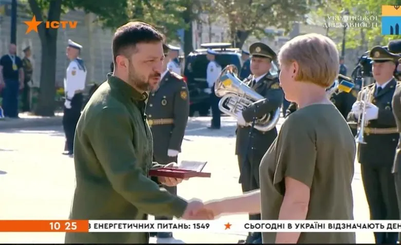 Зеленський вручив орден Ніні Губарь за заслуги у розвитку України