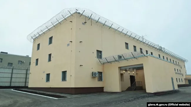 У Чонгарі росіяни облаштували СІЗО для сотень цивільних осіб