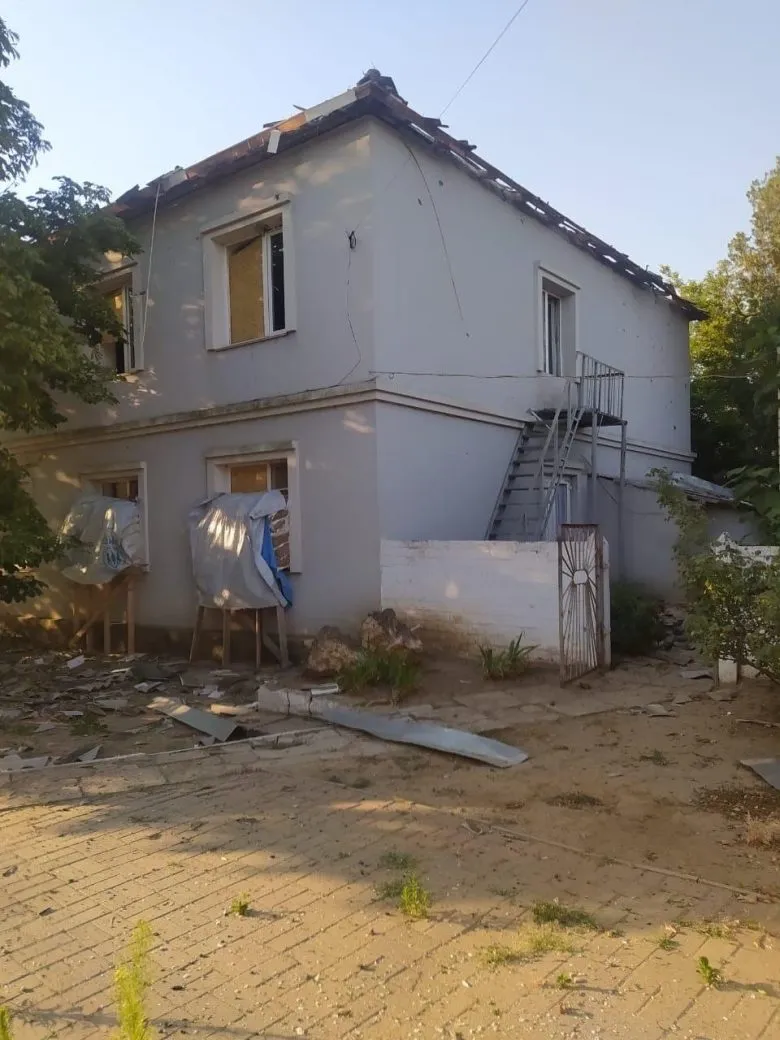 Обстріл Білозерки на Херсонщині: пошкоджено медзаклад