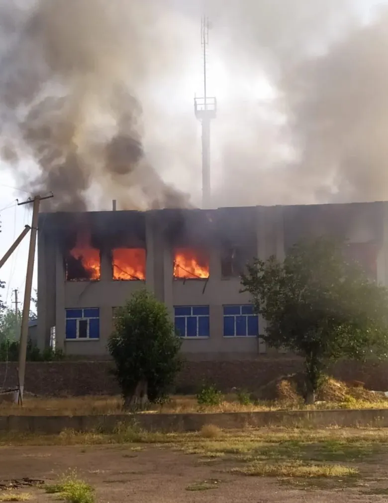 У Дудчанах на Херсонщині внаслідок обстрілу загорілася сільська рада