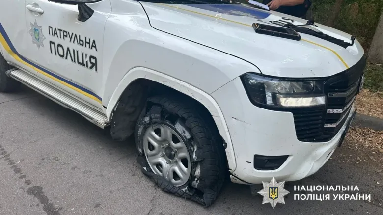 Поліцейське авто в Антонівці наїхало на міну під час евакуації