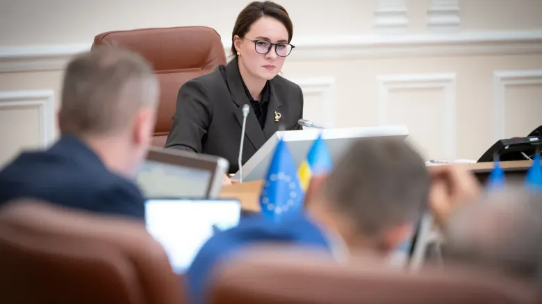 Кабмин разрешил женщинам-депутатам местных советов выезд за границу во время войны