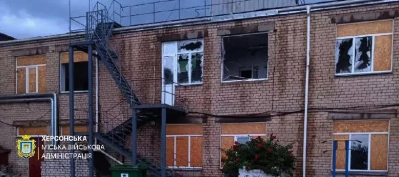 Атака россиян на Херсонщине: повреждены учебное заведение и административное здание