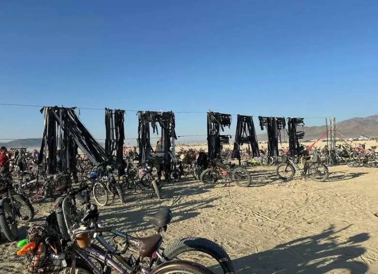 Украинская инсталляция ‘Чёрная облака’ успешно представлена на Burning Man