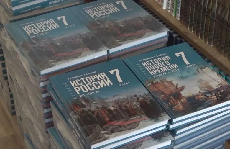 В Геническе завезли более 500 учебников по истории для учеников
