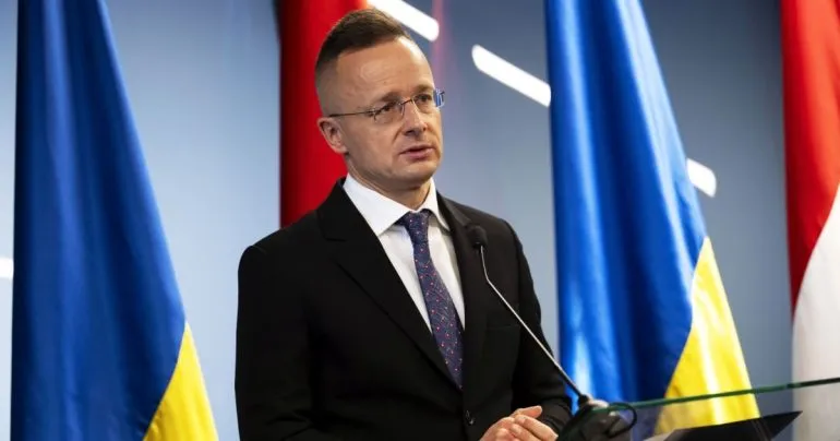 Угорщина відповіла на заборону в’їзду військовим посадовцям в Україну