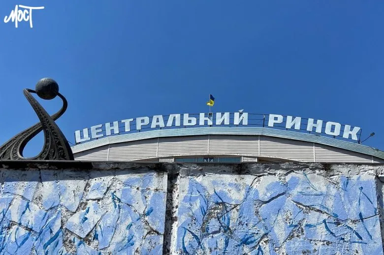 Обстрел Херсона: возгорание и разрушения на рынке
