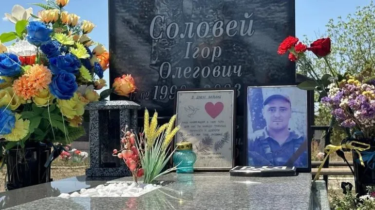 Дружина загиблого на Херсонщині військового бореться за держвиплати