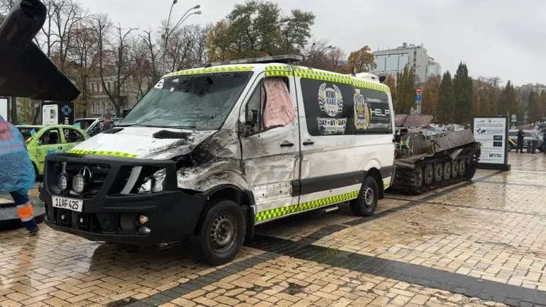 У Києві виставили пошкоджену російським дроном швидку з Херсонщини