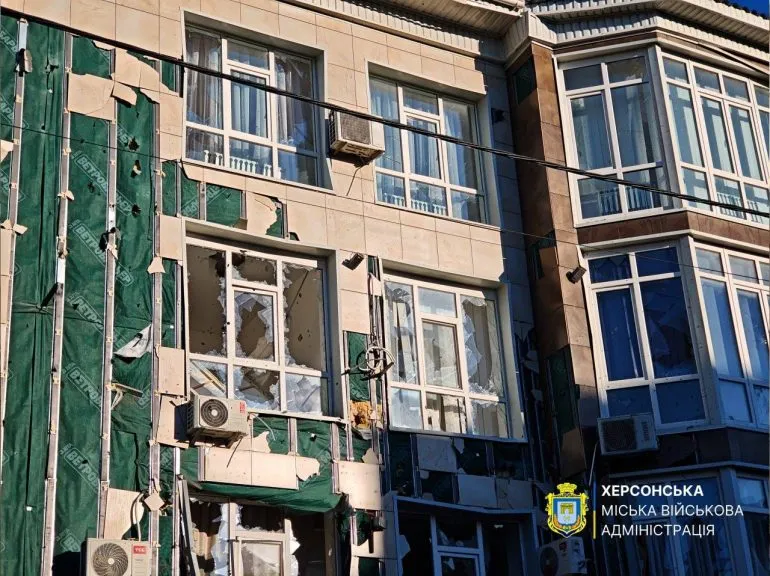 Обстрелы центра Херсона: последствия атаки российских войск (ФОТО)