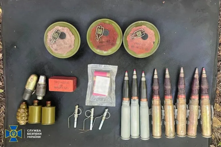 На Херсонщині затримано чоловіка та чотирьох підлітків за торгівлю зброєю