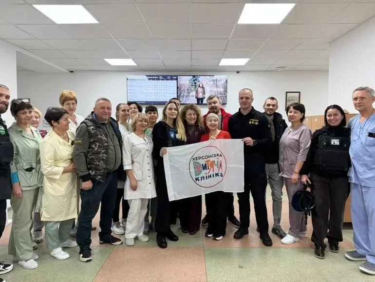 Анджелина Джоли посетила детскую больницу в Херсоне