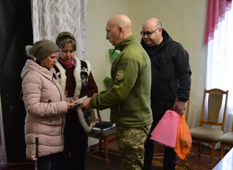 Жене без вести пропавшего военнослужащего вручили награду «Золотой крест»