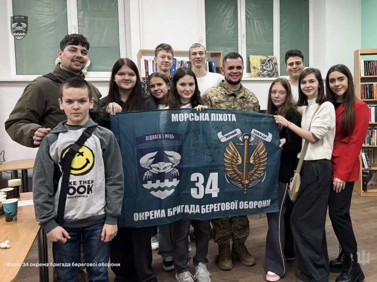 Дети из Херсона передали награду 34 бригаде морской пехоты ВСУ