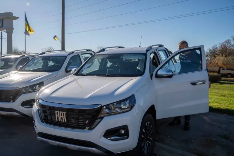 Херсонская громада получила пять новых пикапов Fiat для коммунальных нужд