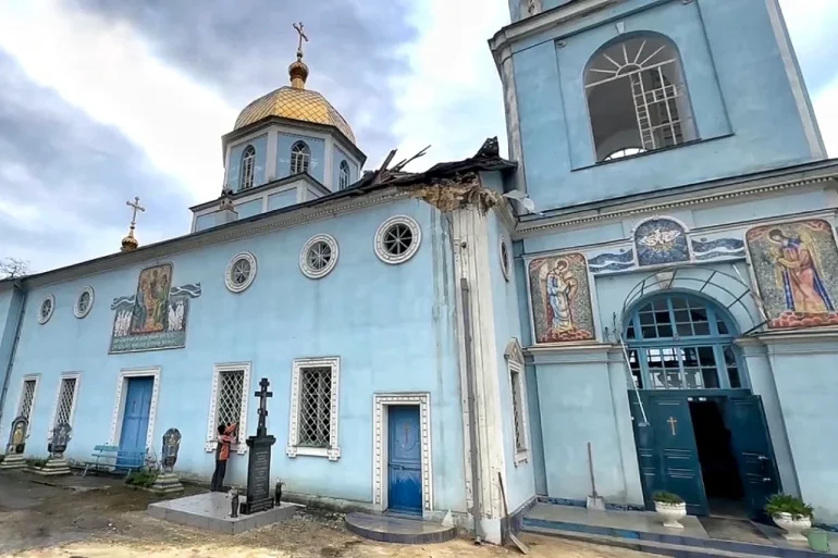 Обстріл храмів у Херсоні: російські військові атакували церкви
