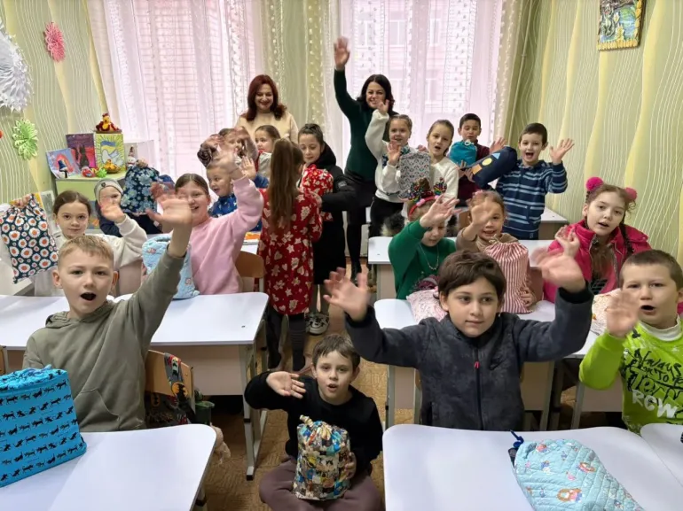 Японські школярі подарували новорічні набори юним херсонцям
