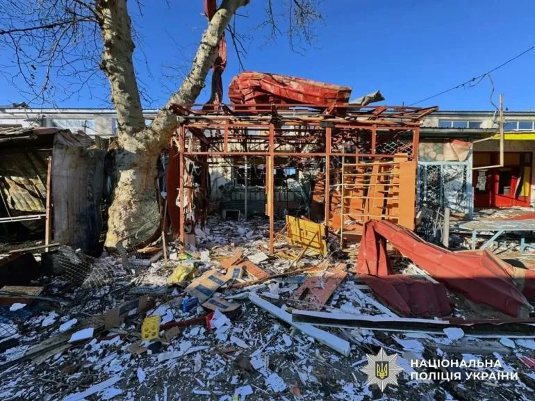 Російський обстріл ринку в Херсоні: один загиблий та двоє поранених