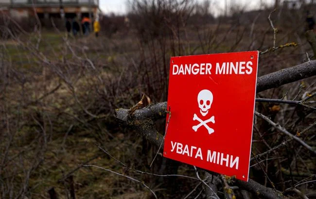 Вантажівка підірвалася на вибухонебезпечному предметі під Калинівським