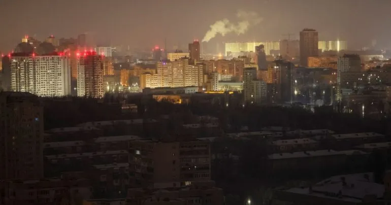 Аварійні відключення світла у Києві та шести областях через російські атаки