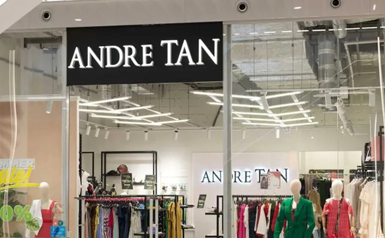В Херсоне сгорел магазин Andre Tan из-за российского обстрела