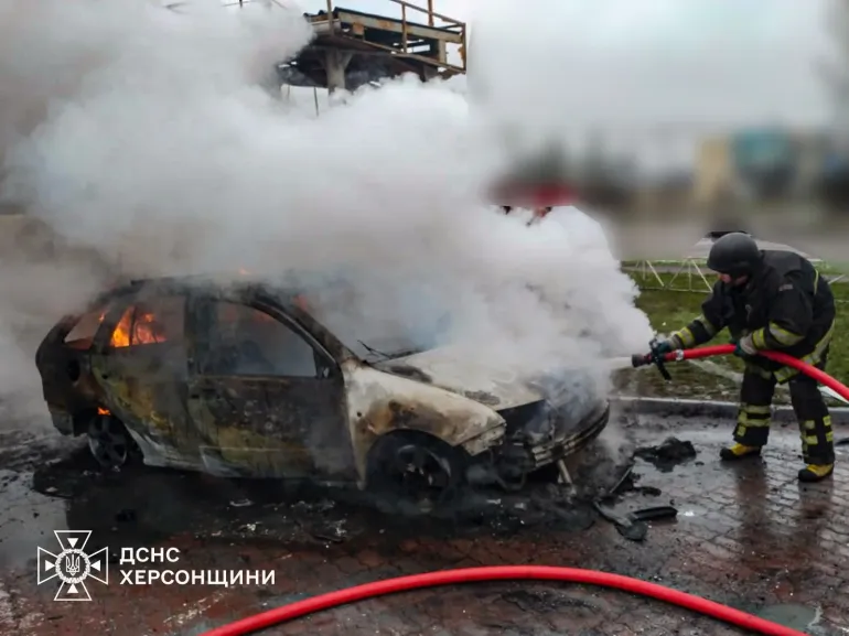 Вибух на АЗС у Херсоні: військові РФ скинули вибухівку з дрона