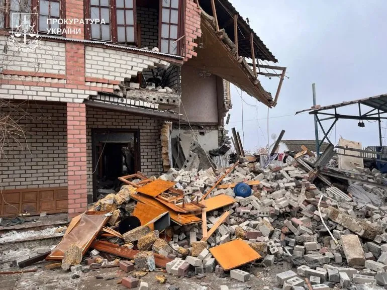 Российские военные нанесли удар по Херсону, погибла женщина