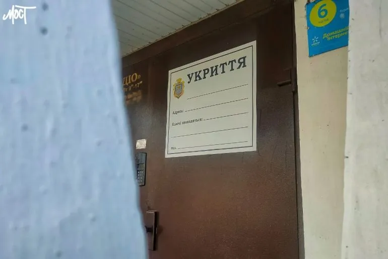 Укрытия в Херсоне остаются закрытыми во время обстрелов