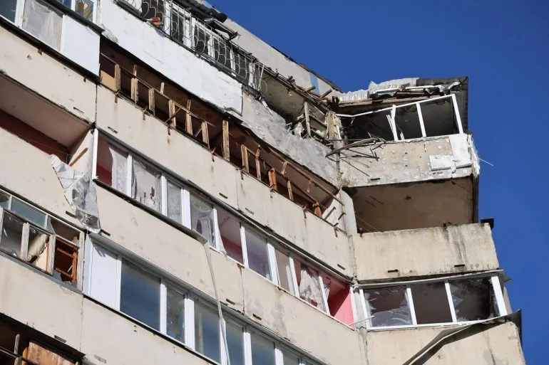 Российский дрон атаковал многоэтажку в Херсоне