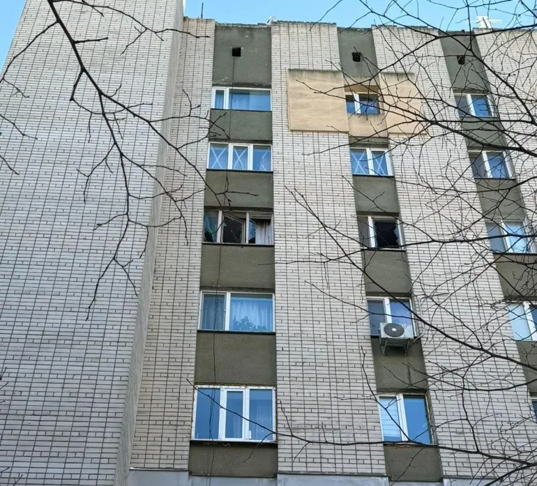 Атака российских дронов на жилой квартал в Херсоне