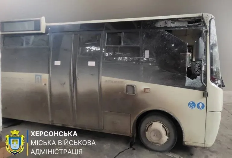 Россияне атаковали автобус в Херсоне: пострадал водитель