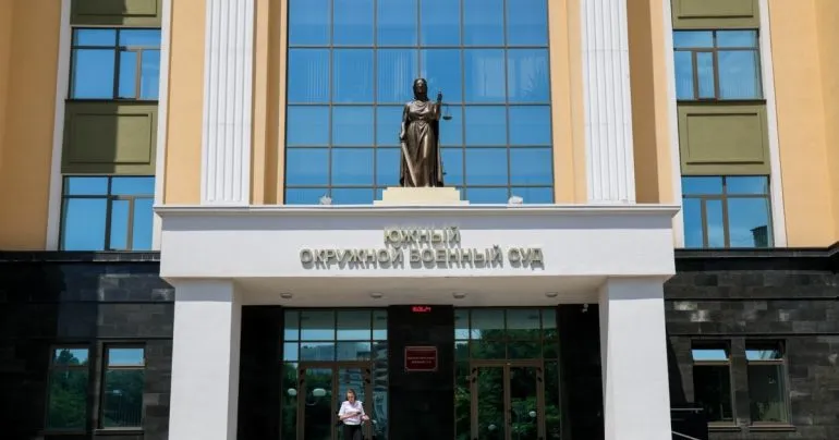 Суд у Росії засудив трьох українців з Мелітополя до тривалих термінів