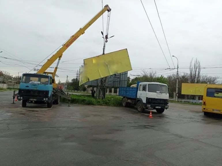 У 2025 році у Херсоні демонтували 88 незаконних рекламних конструкцій