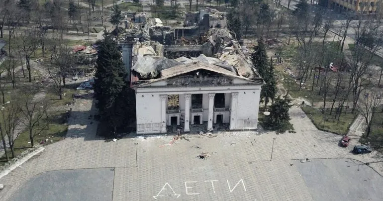 Акции памяти погибших в Украине: вшанование жертв удара по театру в Мариуполе
