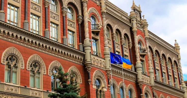 НБУ стримав зростання долара, оновивши мінімум гривні